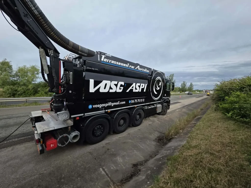 Vosgaspi-Entreprise spécialisée dans le terrassement par aspiration 2 Aspiratrice excavatrice de l'entreprise Vosgaspi réalisant des travaux de dégagement sur le bord d'une route dans le Grand Est.