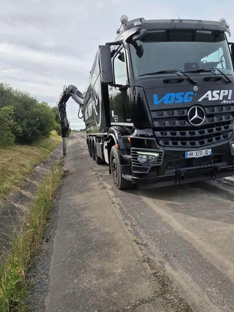 Vosgaspi-Entreprise spécialisée dans le terrassement par aspiration 3 Déploiement du bras articulé du camion aspirateur Vosgaspi pour des travaux d'aspiration de voirie et de fossés.